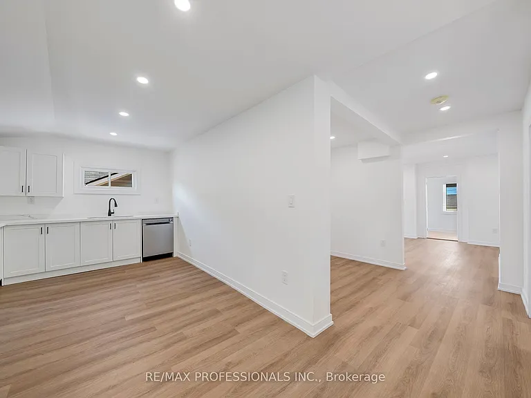 27 Oakdale Ave #B — Photo 6