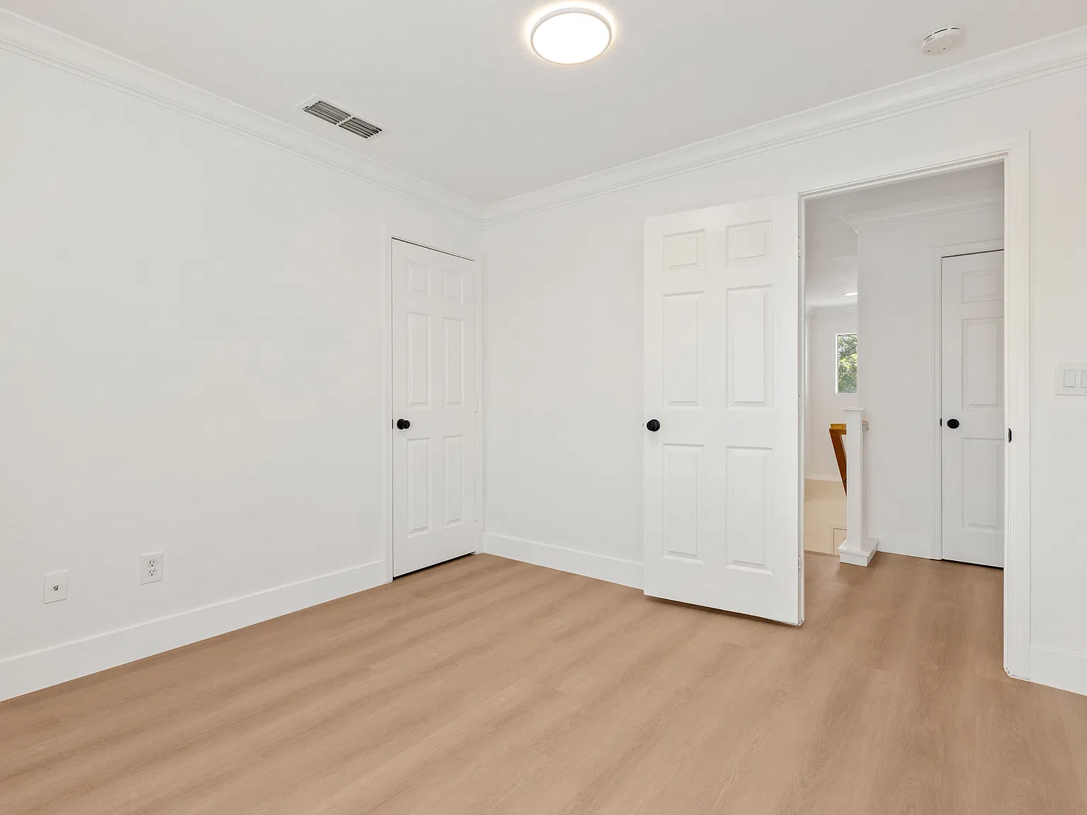 4 bed, 2329 sqft, $4,200 — Photo 2