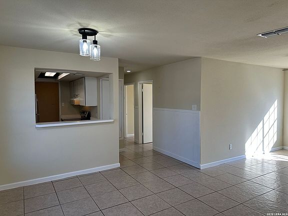2nd image of 605 Oak Park #605