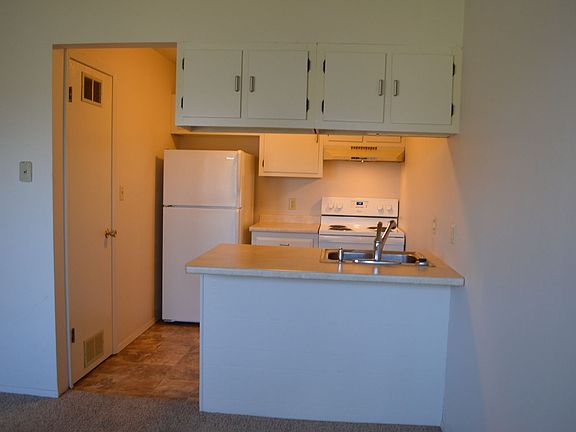4th image of 2102 14th Ave N APT 8
