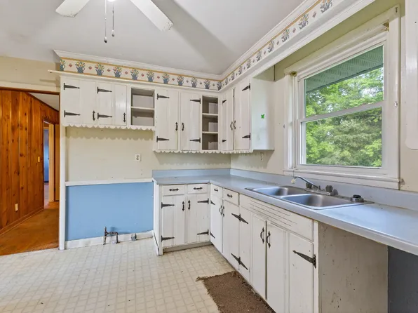 1003 Twin Creek Rd, Charlotte, TN 37036
