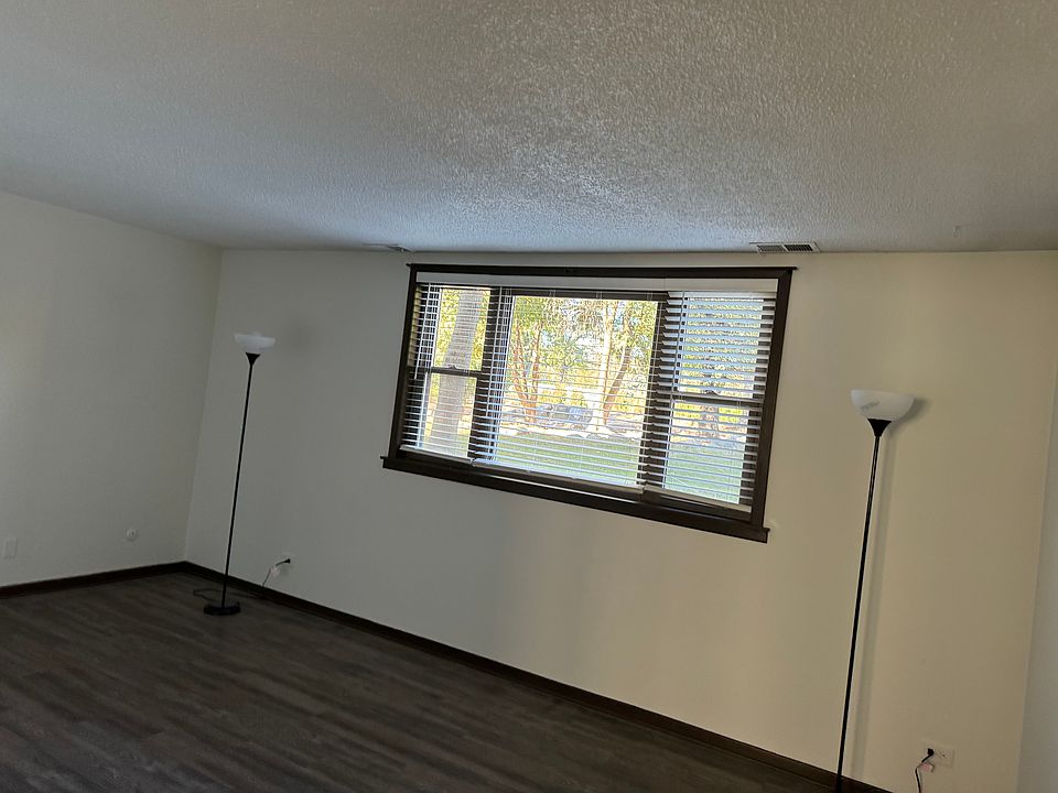 Family room
(vinyl color plank may vary)