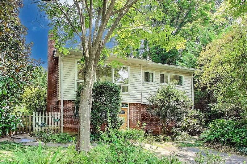 3 bed, 2.0 bath, 1576 sqft, $3,100 — Photo 2