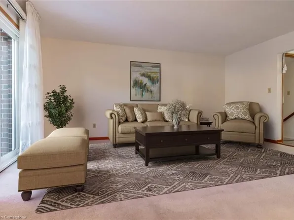 879 Riley Ct, Mississauga, ON L4Y 4E6