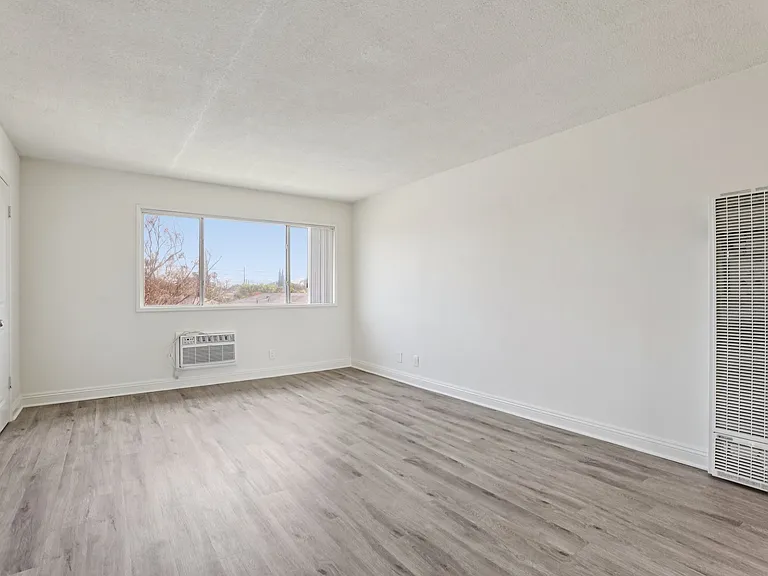 Mavis Plaza Apartments — Photo 8