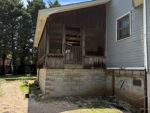 3rd image of 902 Somerville Rd SE