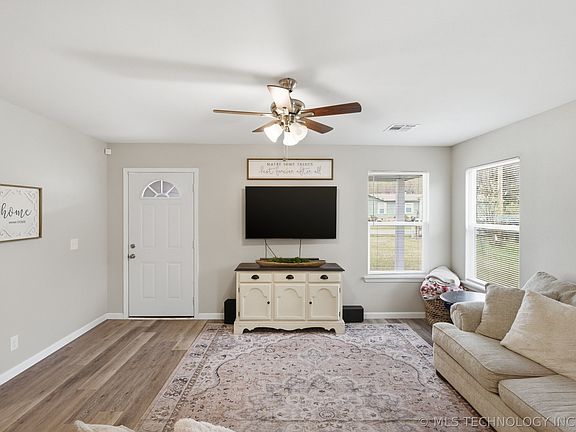 5th image of 607 Valley Dr