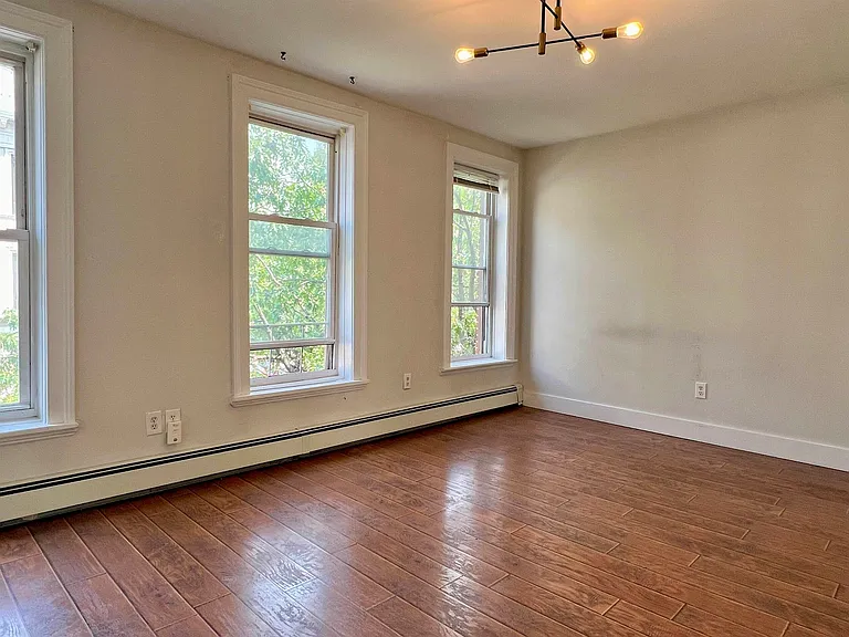 183 Montgomery St #2 — Photo 9