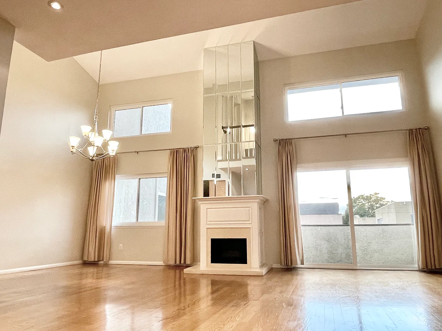 3 bed, 2.5 bath, 2119 sqft, $5,750 — Photo 2