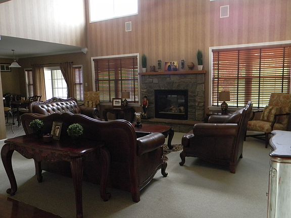 4th image of 14 Augusta Ln