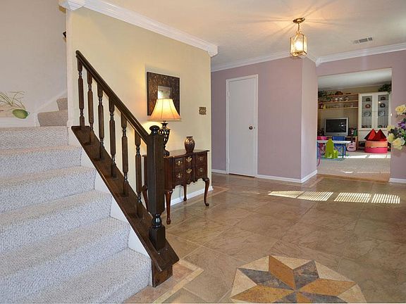 4th image of 2711 Golden Leaf Dr