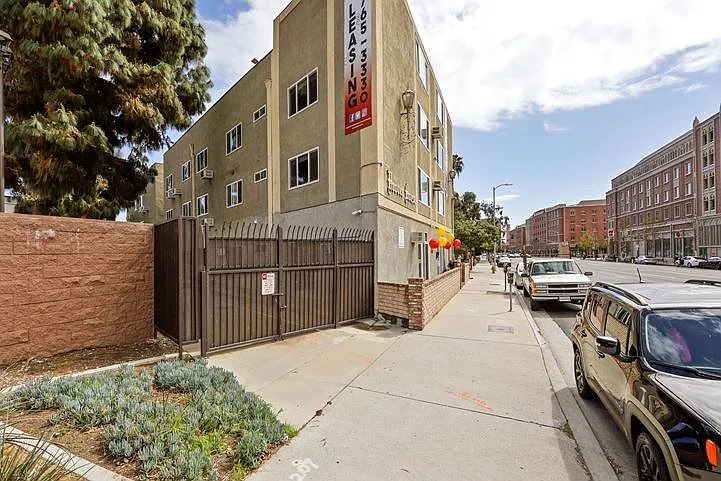 3036 South Hoover Street — Photo 2