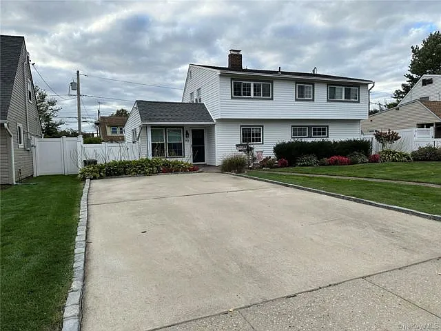 5 bed, 2.0 bath, 2284 sqft, $5,100 — Photo 4
