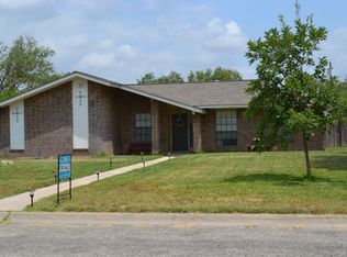 136 N Bluebonnet Dr, Uvalde, TX 78801