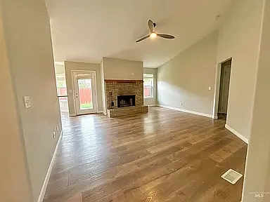 3 bed, 1392 sqft, $2,500 — Photo 2