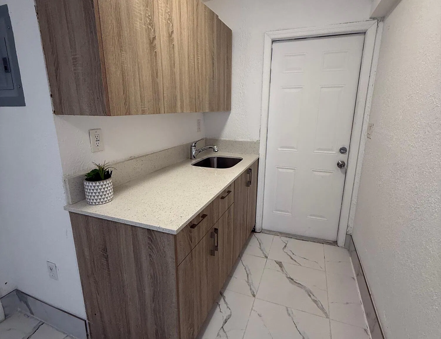 2 bed, 1.0 bath, 5581 sqft, $1,850 — Photo 2