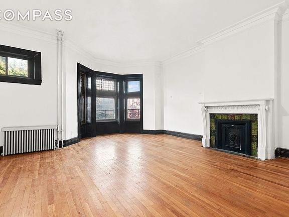 5th image of 1070 Bergen St