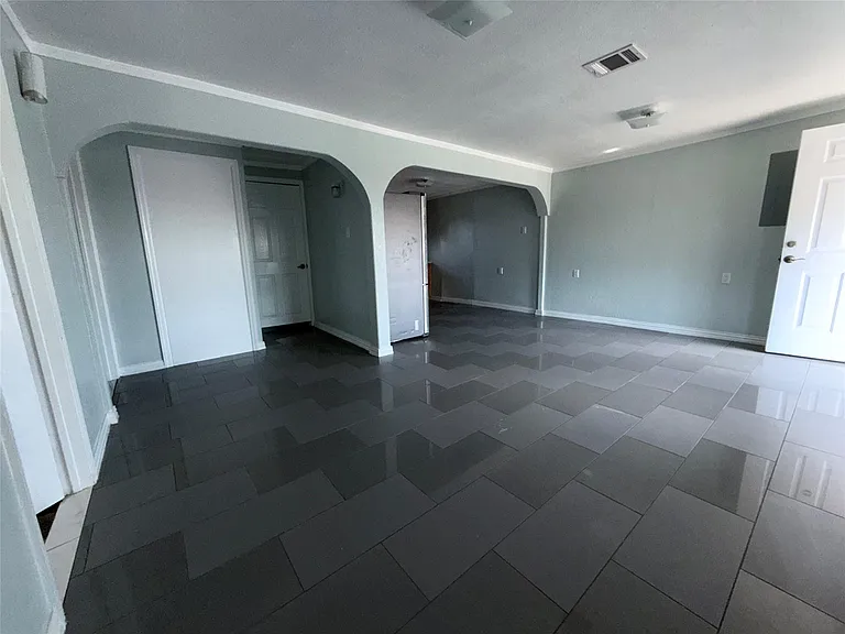 13809 Hershe St #B — Photo 4