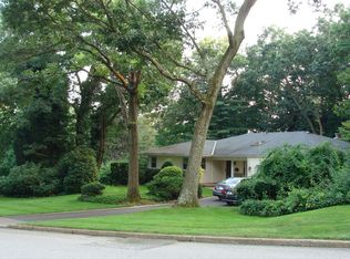 5 Newport Dr, Plainview, NY 11803