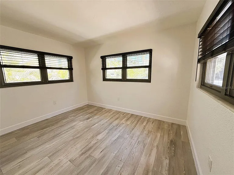 468 20th Ave — Photo 23