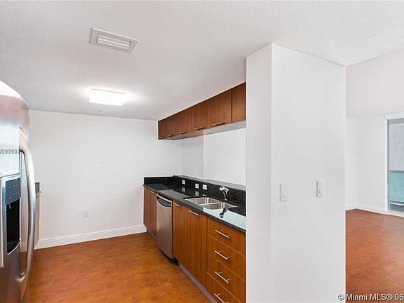2nd image of 1800 N Bayshore Dr APT 1402