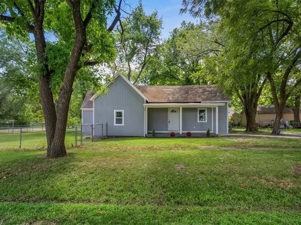 302 Walnut St, East Lynne, MO 64743