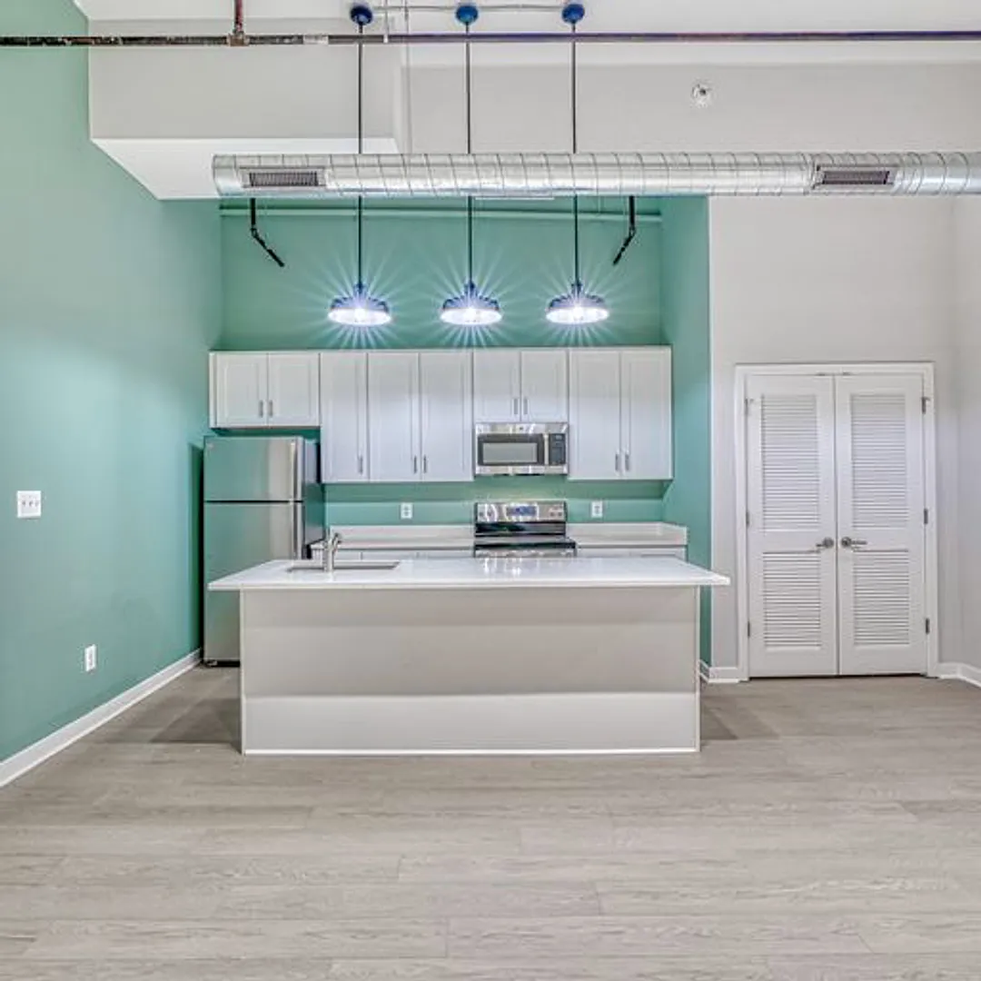 923 S East Ave — Photo 1