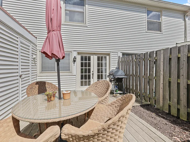 943 Manor Ln — Photo 34