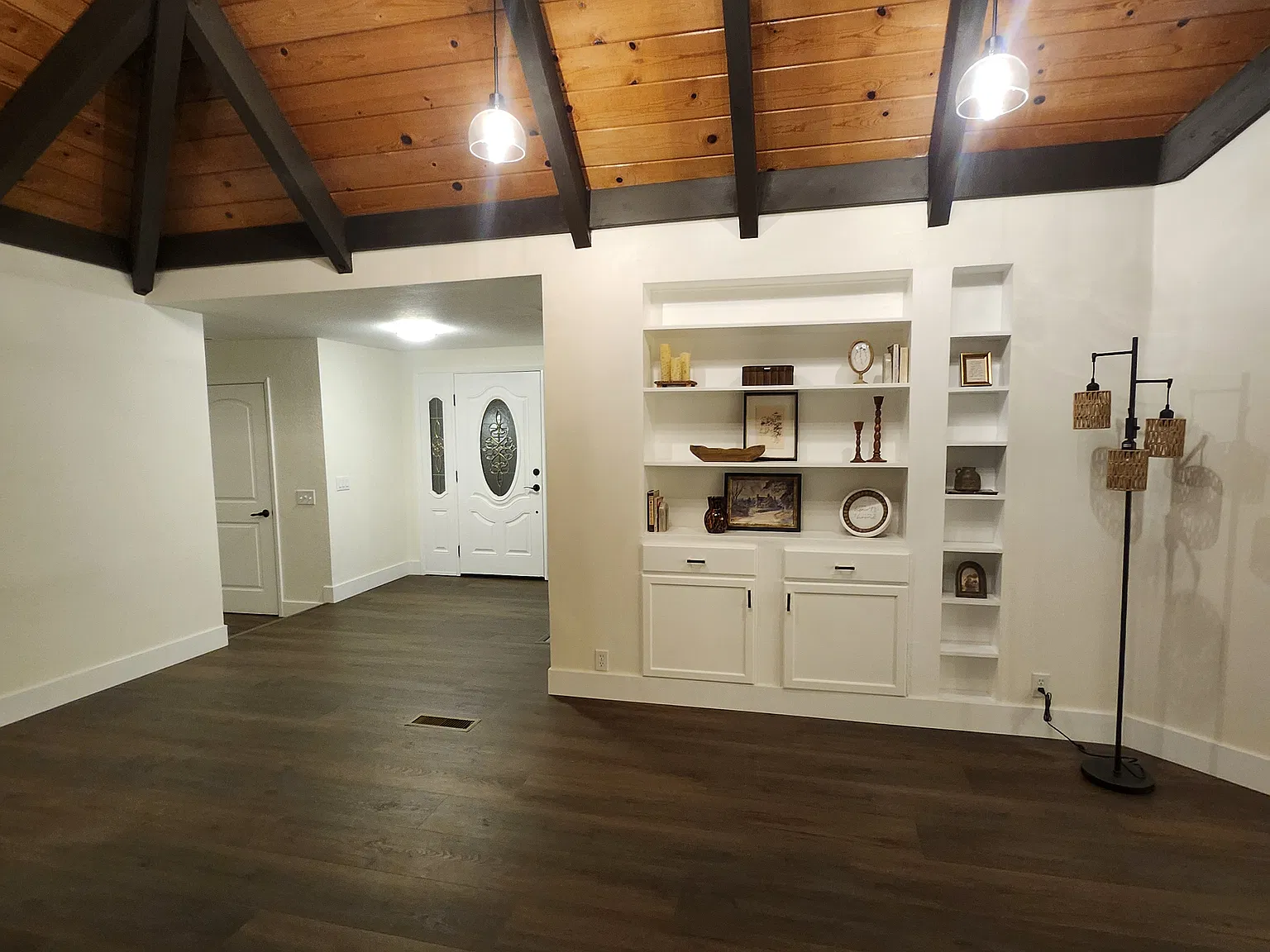 4 bed, 2.5 bath, 2286 sqft, $4,200 — Photo 4
