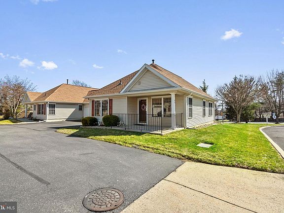 3rd image of 80 Avenrowe Ct