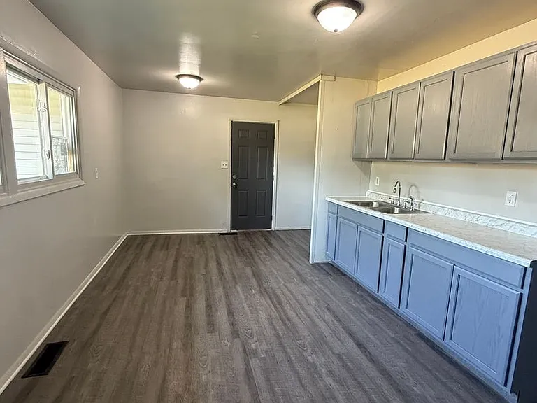 1118 Ebeling Dr — Photo 6