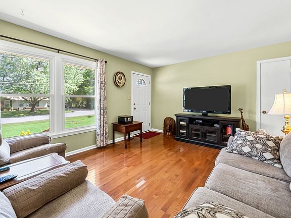 5th image of 510 Yvonne Dr