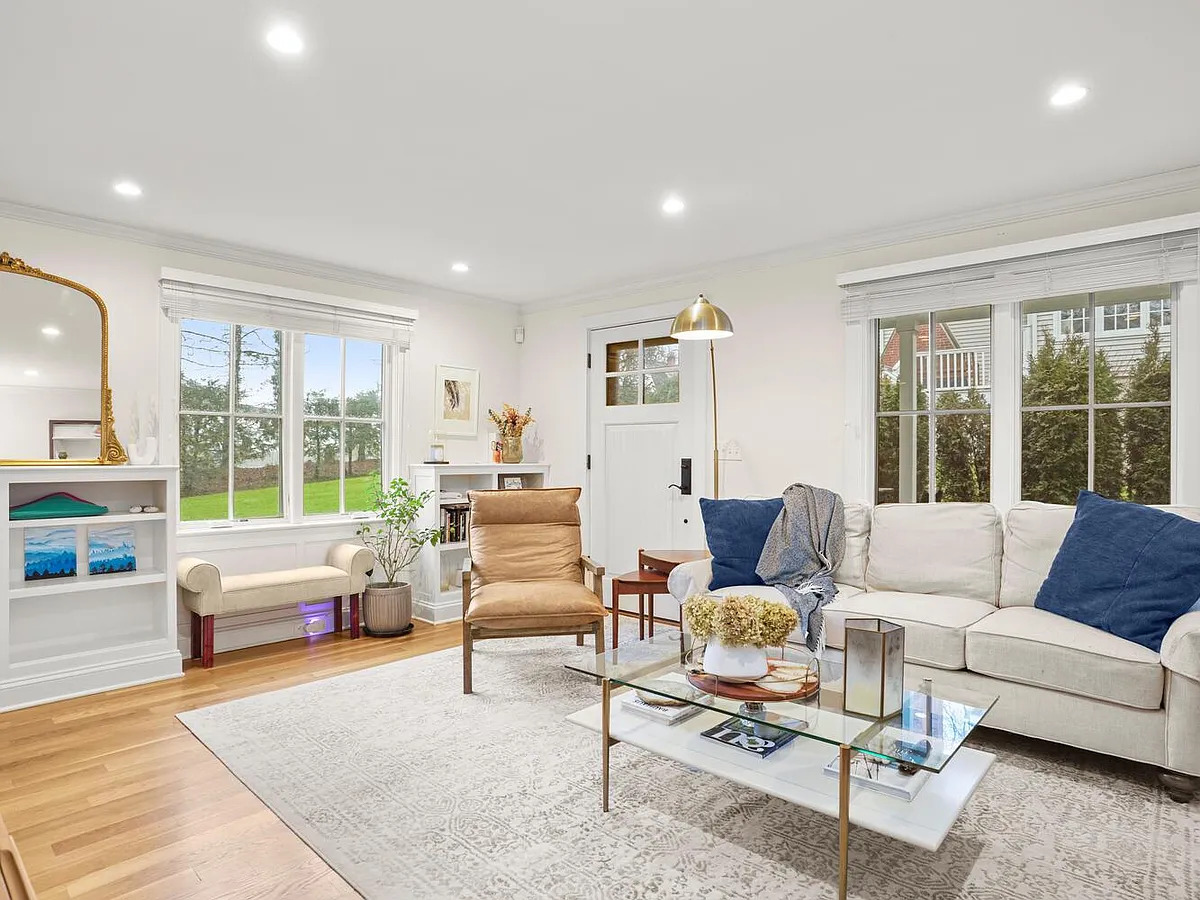 Living Room - 19R Academy St