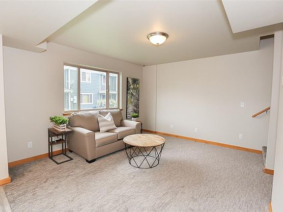 4th image of 4024 Broadwater St