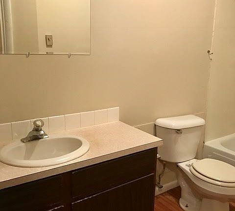 3rd image of 1022 1/2 Columbus Cir N