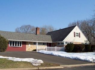 118 Red Rose Dr, Levittown, PA 19056