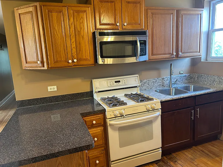 1520 W 80th St #3 — Photo 17