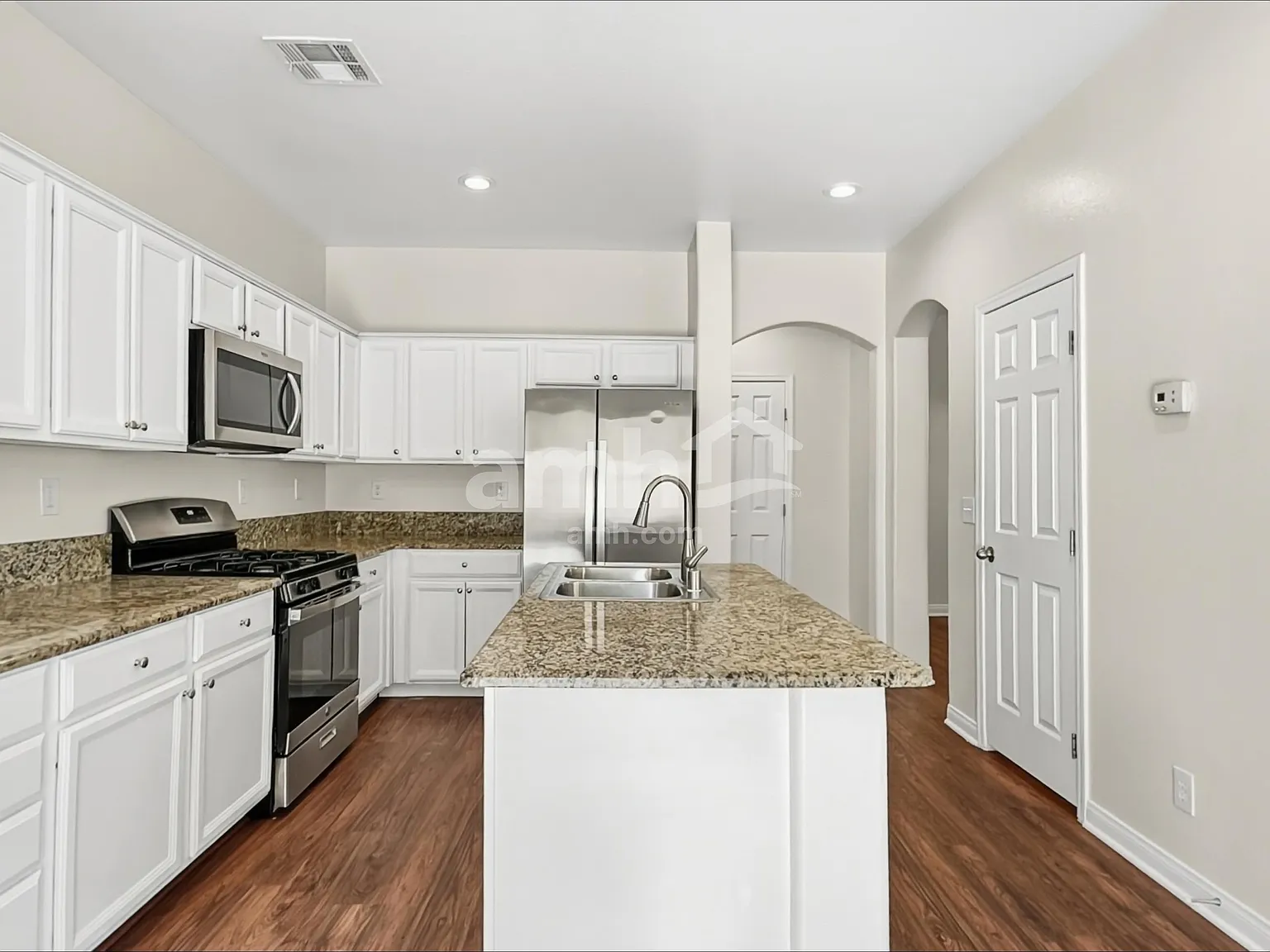 3 bed, 2.5 bath, 1853 sqft, $2,365 — Photo 4