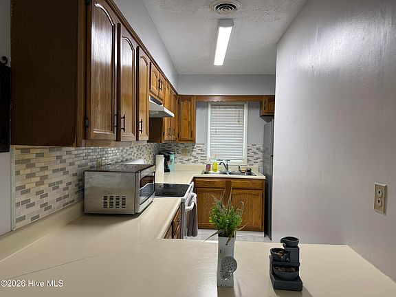 3rd image of 940 Linden Rd Unit 10