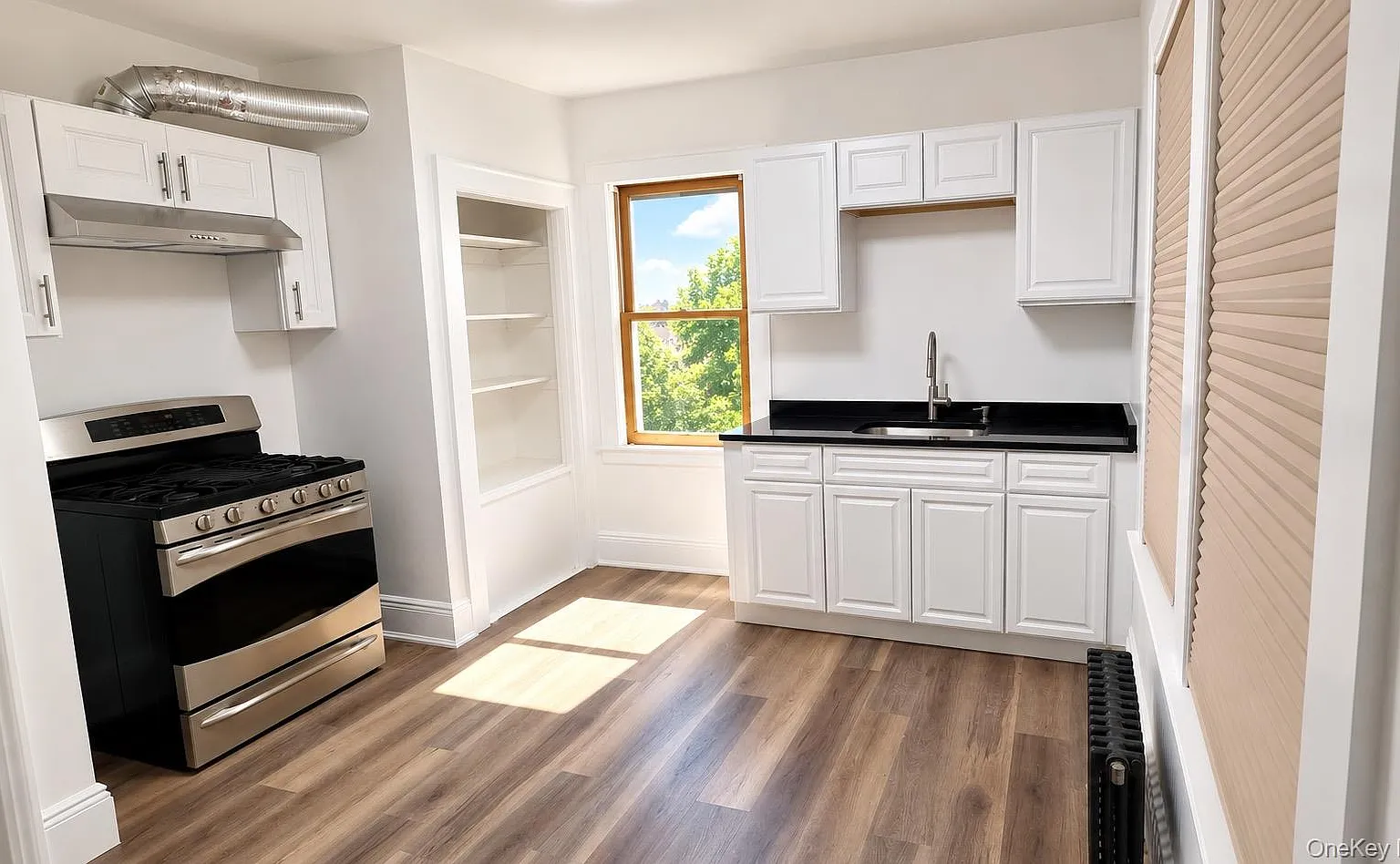 3 bed, 1.0 bath, 900 sqft, $3,100 — Photo 3