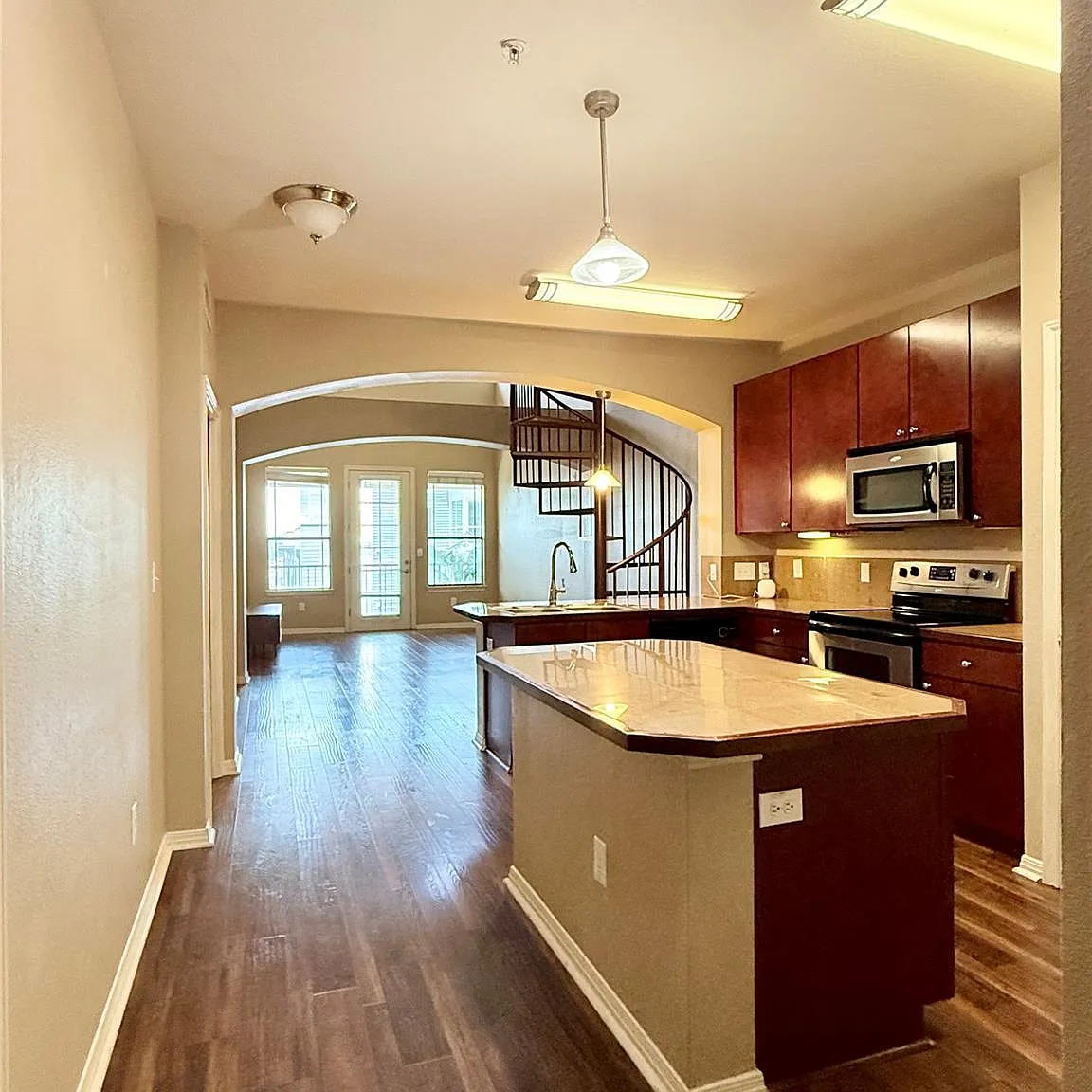 3 bed, 2.0 bath, 1270 sqft, $2,550 — Photo 3