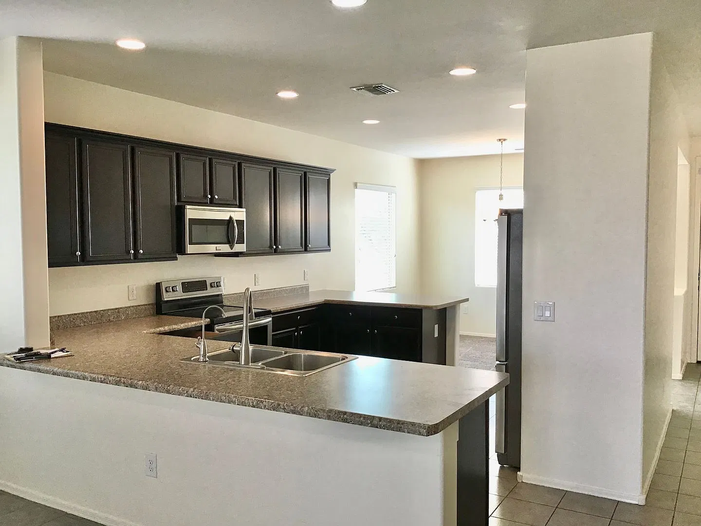 Nice Clean Modern 3 Bdrm + Den, 2ba in Marana, w/3Car Garage — Photo 3