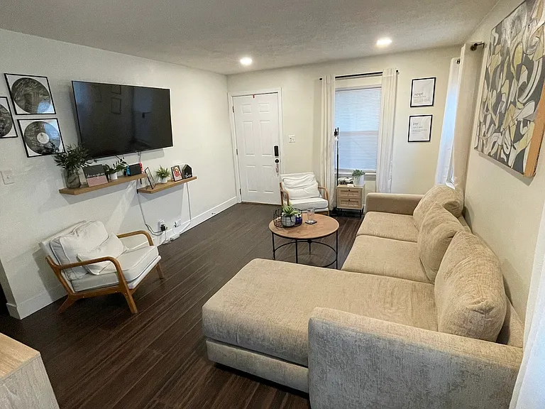 2052 N Auburn St — Photo 15