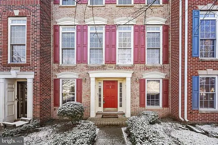 3 bed, 3.5 bath, 2452 sqft, $3,275 — Photo 1
