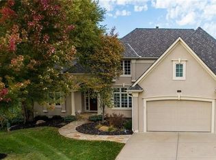 8113 Park Ridge Dr, Parkville, MO 64152