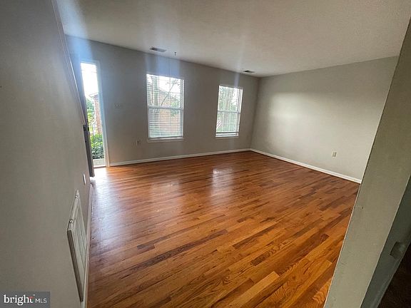 4th image of 136 Parkside Dr