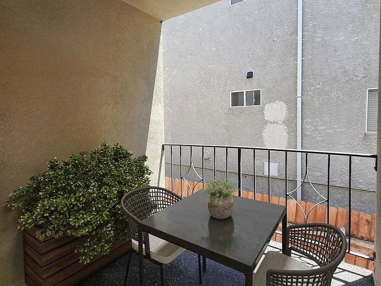 1850 Greenfield Ave #8 — Photo 6