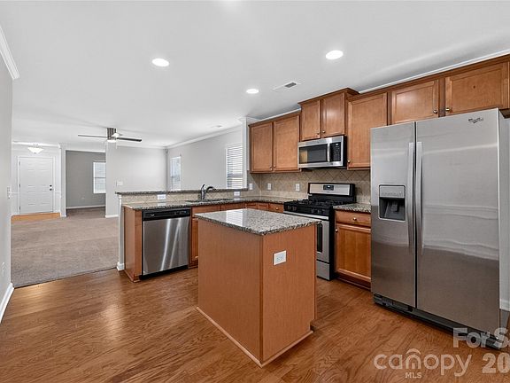 5th image of 1716 White Willow Ave