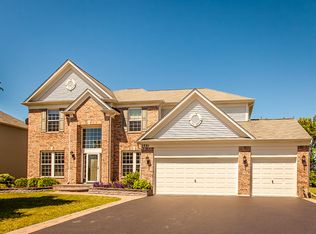 1570 Hazelnut Xing, Mundelein, IL 60060