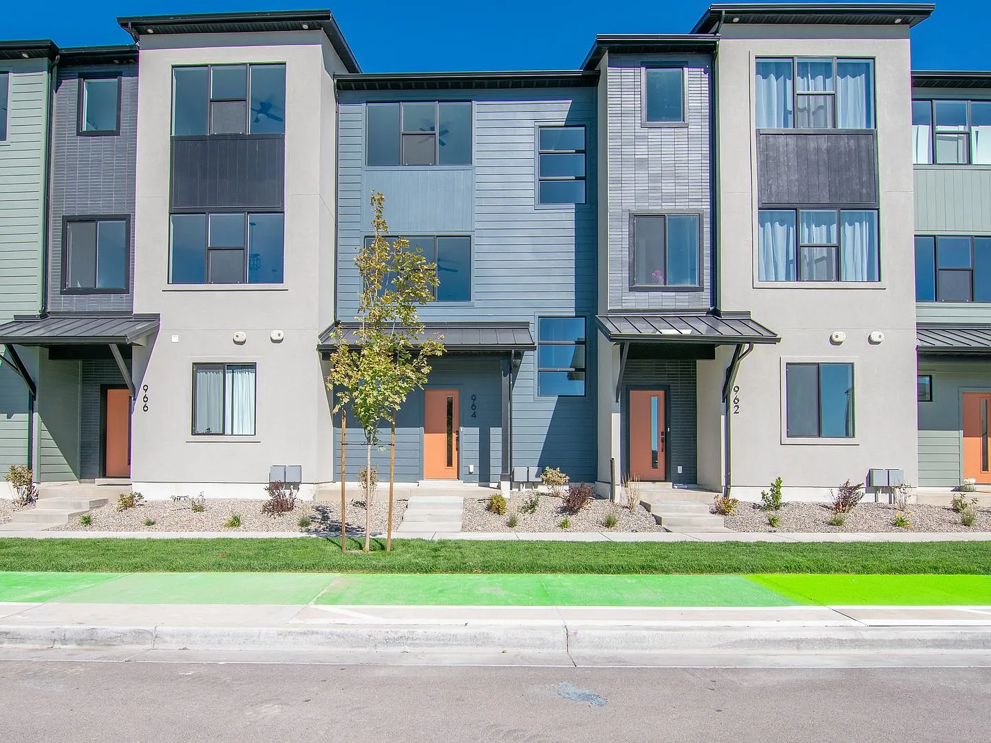 Spacious 3-Story Townhome: Inlcudes 2-Car Garage — Photo 2